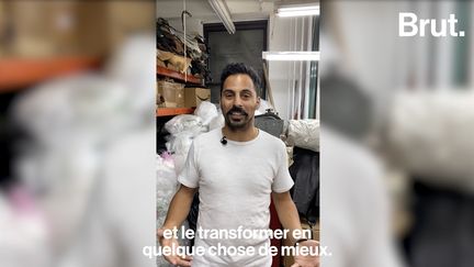 Alex Dabagh est maroquinier et designer. Passionné par la revalorisation créative, il s’attaque au problème du plastique à New York en recyclant des sacs à usage unique en objets bien plus résistants.