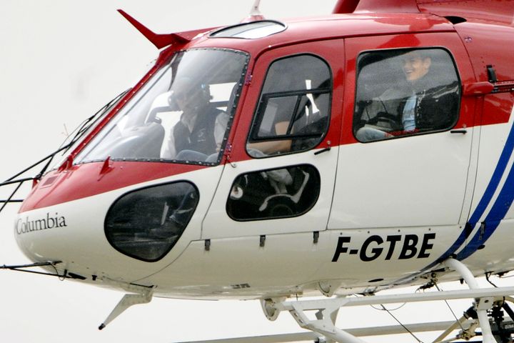 Les sept joueurs de l'&eacute;quipe de France &eacute;cart&eacute;s du groupe avant l'Euro, le 28 mai 2008, dans l'h&eacute;licopt&egrave;re qui les &eacute;loigne du stage de Tignes (Savoie). (FRANCK FIFE / AFP)