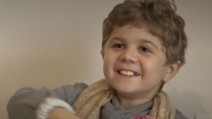 Hugo a 10 ans, il souffre d'une&nbsp;myopathie de&nbsp;Duchenne.&nbsp;Son courage et sa&nbsp;joie de&nbsp;vivre forgent l'admiration.&nbsp;Portrait d'un petit garçon qui veut devenir chanteur.&nbsp; (FRANCE 2)