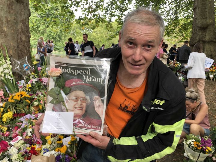 Danny rend hommage à Elizabeth II, à Green Park, à Londres, lundi 11 septembre 2022.&nbsp; (MARIE-ADELAIDE SCIGACZ / FRANCEINFO)