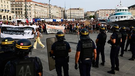 Des CRS à Marseille (Bouches-du-Rhône), le 27 juin 2023. (CHRISTOPHE SIMON / AFP)