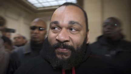 Dieudonn&eacute; au palais de justice de Paris, le 13 d&eacute;cembre 2013. (JOEL SAGET / AFP)