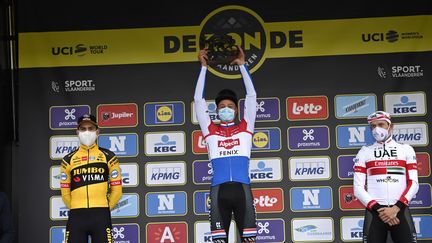 Mathieu Van der Poel sur la première marche du podium devant Wout Van Aert et Alexander Kristoff. (DIRK WAEM / BELGA)