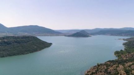 Au fil de l'eau : Salagou, le lac rouge et bleu