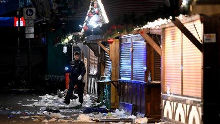 Un policier sur le marché de Noël de Magdebourg, le 20 décembre 2024 en Allemagne. (HEIKO REBSCH / DPA)