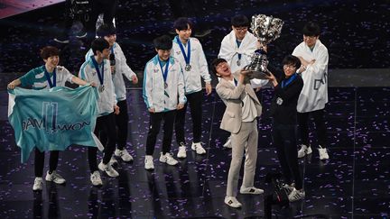 L'équipe sud-coréenne Damwon célèbre sa victoire lors des championnats du monde de&nbsp;League of Legends&nbsp;à Shangaï, le 31 octobre 2020. (HECTOR RETAMAL / AFP)