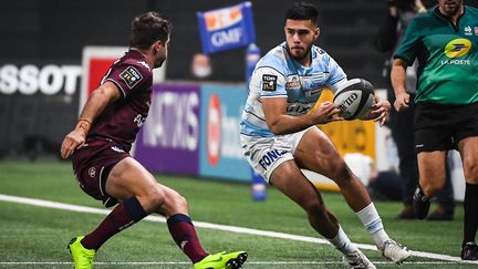 Donovan Taofifenua tente d'échapper à son homologue bordelais, le 28 novembre 2021, à l'occasion de la 11e journée de Top 14. (MATTHIEU MIRVILLE / AFP)