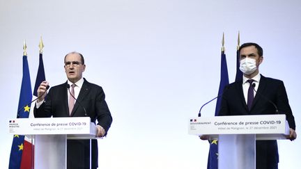 Le Premier ministre, Jean Castex (à gauche) et le ministre de la Santé, Olivier Véran, le 27 décembre 2021 à Matignon. (STEPHANE DE SAKUTIN / AFP)
