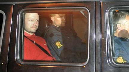 Anders Behring Breivik quitte le palais de justice dans une voiture de police &agrave; Oslo le 25 Juillet 2011, apr&egrave;s l'audience pour d&eacute;cider de son maintien en d&eacute;tention. (JON-ARE BERG-JACOBSEN / AFTENPOSTEN)