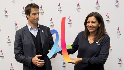 La maire de Paris, Anne Hidalgo et Tony Estanguet, le co-président du comité de candidature de Paris pendant une conférence de presse à Lima, le 10 septembre 2017 (MARTIN BERNETTI / AFP)