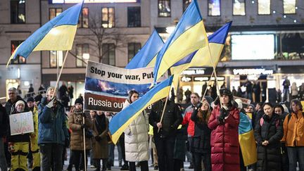 Des manifestants brandissent des drapeaux ukrainiens et des bannières anti-guerre lors d'une manifestation pour protester contre l'invasion russe en Ukraine, dans le centre de Stockholm, en Suède, le 1er mars 2022. (FREDRIK SANDBERG / TT NYHETSBYR?N)