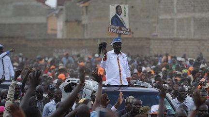 L'arrivée dans un meeting du leader de l'opposition kényane, Raila Odinga, dans une banlieue de Nairobi le 17 septembre 2017. (AFP - Tony Karumba)