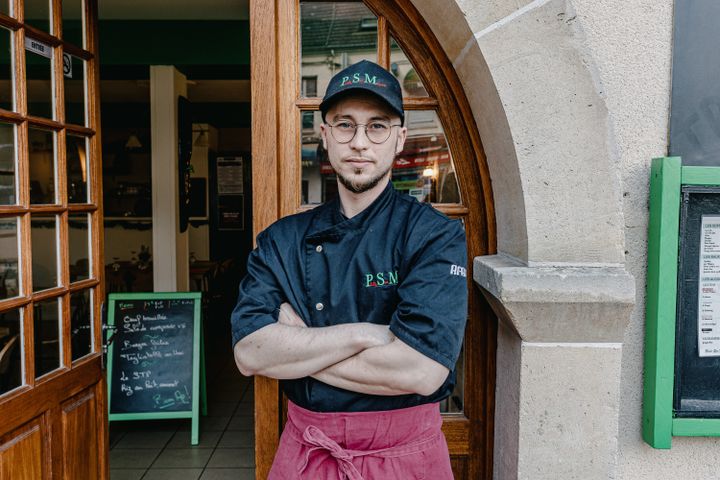 Kevin Matteuzzi pose devant son restaurant, Plats sur mesure, le 1er février 2022, à Pont-Sainte-Maxence. (PIERRE MOREL / FRANCEINFO)