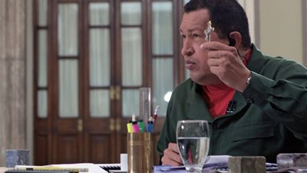 Hugo Chavez montrant une croix pendant une émission de télévision le jour de Pâques (AFP - PRENSA MIRAFLORES)