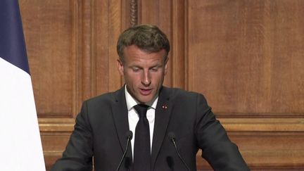 Rentrée scolaire : Emmanuel Macron promet un salaire minimum de 2 000€ pour tous les enseignants