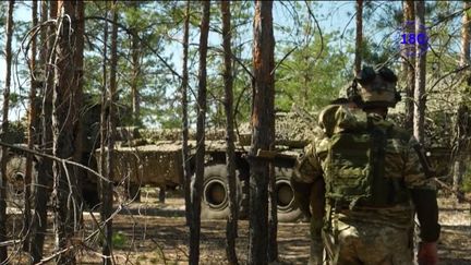 Les soldats ukrainiens attendent toujours les armes promises par les Américains. Le manque de munitions et d'hommes les désavantage depuis plusieurs semaines, alors que l'armée russe progresse.