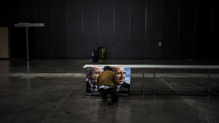 J-20 Pr&eacute;paration de la salle avant le meeting du candidat du MoDem Fran&ccedil;ois Bayrou &agrave; Chassieu (Rh&ocirc;ne-Alpes), le 16 avril 2012. (JEFF PACHOUD / AFP)