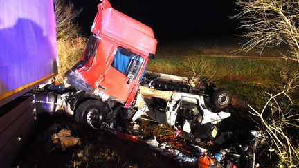 Une collision entre un minibus et un poids lourd a fait douze morts dans l'Allier, dans la nuit du 24 au 25 mars 2016. (MAXPPP)