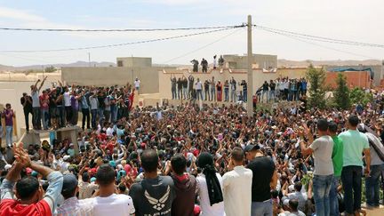 De nombreux Tunisiens se sont rassemblés spontanément à Bir Lahmar, le 23 mai 2017, en l'honneur d'Anouar Sakrafi, tué la veille par une voiture de la gendarmerie. (FATHI NASRI / AFP)