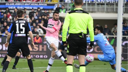 Le Turinois Andrea Barzagli trompe le portier de l'Atalanta (OLIVIER MORIN / AFP)