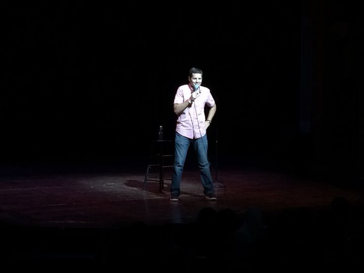 Dean Obeidallah sur la scène du Hanna Theatre, à Cleveland (Etats-Unis), le 19 juillet 2016. (MATHIEU DEHLINGER / FRANCETV INFO)