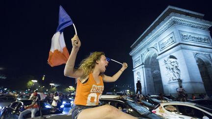 Les Champs-Elysées ont rapidement été envahies par les supporteurs des Bleus après la qualification de la France pour la finale de l'Euro. (GEOFFROY VAN DER HASSELT / AFP)