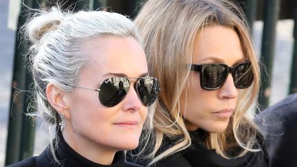 Laeticia Hallyday&nbsp;et Laura Smet à l'enterrement de Johnny Hallyday le 9 décembre 2017. (LUDOVIC MARIN / AFP)