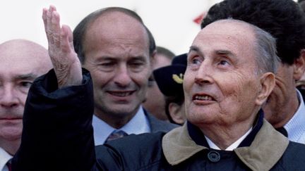 Le président François Mitterrand en visite à Blois (Loir-et-Cher), le 27 octobre 1994. (CHARLES PLATIAU / REUTERS)