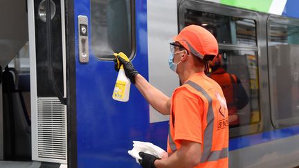 Un agent nettoie un train en gare de Lille (Nord) lors du confinement, le 4 mai 2020. (MAXPPP)