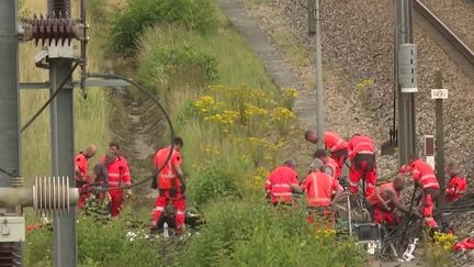 Des techniciens réparent le réseau (France Info)