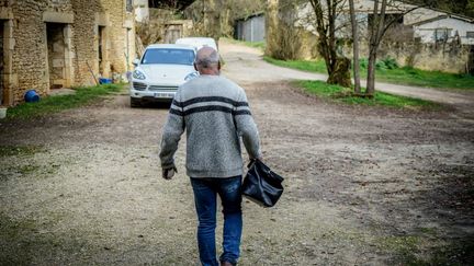 Un médecin de campagne lors d'une visite à Villefranche-du-Périgord (Dordogne), en novembre 2020. (GARO / PHANIE / AFP)