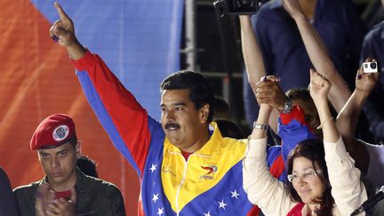 Nicolas Maduro, vainqueur de la pr&eacute;sidentielle venezuelienne, c&eacute;l&egrave;bre sa victouire aux c&ocirc;t&eacute;s de son &eacute;pouse Cilia Flores le 14 avril 2013 &agrave; Caracas (Venezuela). (TOMAS BRAVO / REUTERS)