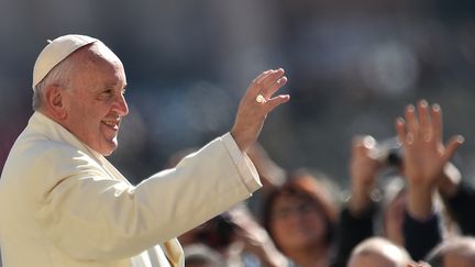 Le pape Fran&ccedil;ois salue la foule avant son audience g&eacute;n&eacute;rale hebdomadaire, le 2 mars 2016, au Vatican. (VINCENZO PINTO / AFP)