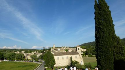 Construit au XVe siècle, ce Château Renaissance classé monument historique dispose de deux terrasses et d'une vue imprenable sur le temple en contrebas (la bâtisse au premier plan où auront lieu les concerts acoustiques du dimanche) et sur le village (au second plan).
 (Laure Narlian / Culturebox)