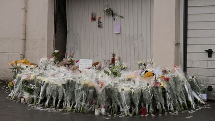 Des fleurs en hommage aux deux enfants fauchés par une voiture à Lorient (Morbihan), le 11 juin 2019. (ESTELLE RUIZ / NURPHOTO / AFP)