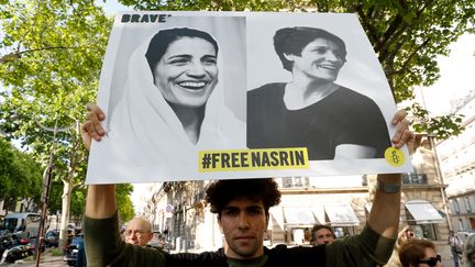 Des portraits de&nbsp;Nasrin Sotoudeh brandis devant l'ambassade d'Iran en France, lors d'une manifestation pour demander sa libération, le 13 juin 2019 (FRANCOIS GUILLOT / AFP)