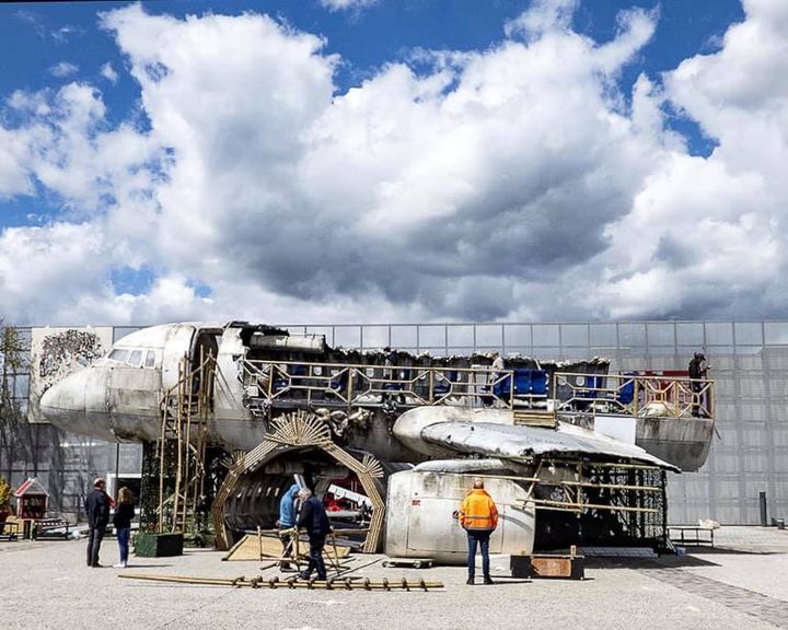 La carcasse de l'avion, scène de spectacle insolite pour la pièce "Y'a t-il un intermittent dans l'avion ?" (Aux Actes Citoyens)