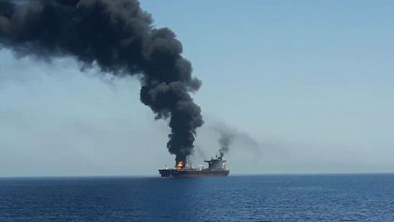 Un pétrolier a été évacué après une attaque dans le golfe d'Oman, entre l'Iran et les Emirats arabes unis, le 13 juin 2019. (HO / IRIB TV / AFP)