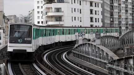 Le m&eacute;tro dans le 15e arrondissement de Paris, le 21 f&eacute;vrier 2013.&nbsp; (JACQUES DEMARTHON / AFP)