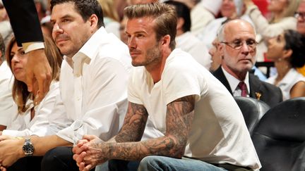 David Beckham, le 3 juin 2013 &agrave; Miami (Floride, Etats-Unis), avant une rencontre de NBA entre le Heat de Miami&nbsp;et les Pacers d'Indiana. (ISSAC BALDIZON / NBAE / GETTY IMAGES / AFP)