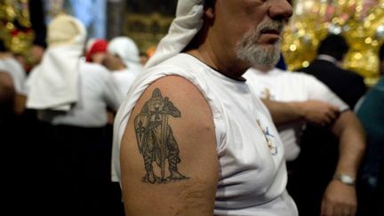 Compos&eacute;e de fid&egrave;les, elles sont toutes rattach&eacute;es &agrave; une &eacute;glise et manifestent un attachement particulier &agrave; la Vierge Marie, au Christ ou &agrave; un saint. (MARCO DI LAURO / GETTY IMAGES)