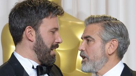  Hollywood : Ben Affleck (G) et George Clooney après la 85e cérémonie des Oscars 2013 qui a couronné Ben Affleck pour le film «Argo». (JOE KLAMAR / AFP )