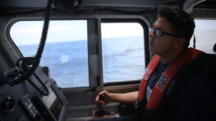 Humberto Diaz, un garde-c&ocirc;te, a conduit l'embarcation au large, loin des plages et des ports. (JOE RAEDLE / GETTY IMAGES NORTH AMERICA / AFP)