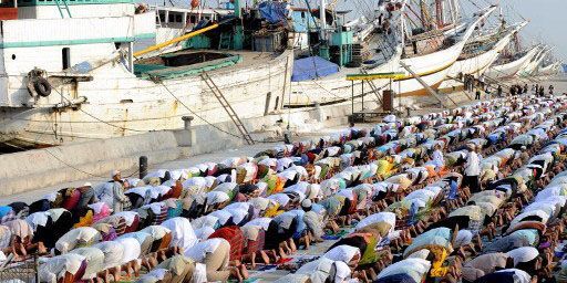 Musulmans indonésiens en train de prier dans le port de Jakarta le 1er octobre 2008. (AFP - Sam Yeh)