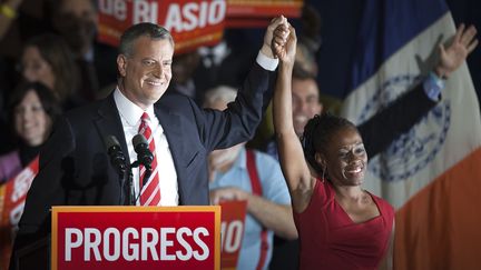 Bill de Blasio c&eacute;l&egrave;bre sa victoire &agrave; l'&eacute;lection municipale de New York aux c&ocirc;t&eacute;s de sa femme Chirlane, le 5 novembre 2013. (CARLO ALLEGRI / REUTERS)