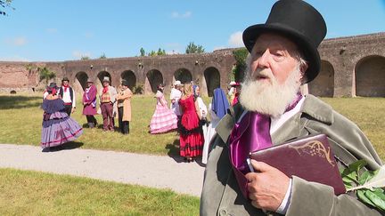 les figurants des "Misérables" au coeur de la citadelle de Montreuil-sur-Mer dans le Pas-de-Calais (France 3 Nord Pas-de-Calais)