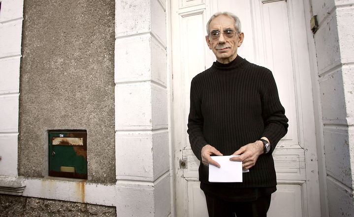 Lucien L&eacute;ger r&eacute;pond aux questions des journalistes apr&egrave;s sa lib&eacute;ration, le 3 octobre 2005, &agrave; Landas (Nord). Il &eacute;tait consid&eacute;r&eacute; alors comme le plus ancien prisonnier de France. (PHILIPPE HUGUEN / AFP)