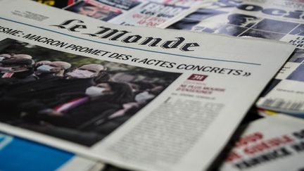 Un exemplaire du journal&nbsp;Le Monde, daté du&nbsp;29 octobre 2020. (NICOLAS FARMINE / HANS LUCAS / AFP)