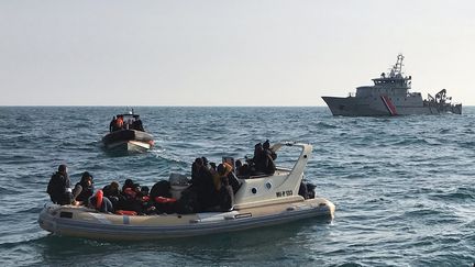 Une vingtaine de migrants secourus lors de leur tentative de traverser la Manche, le 18 février 2019 (photo d'illustration). (HANDOUT / SOCIETE NATIONAL DE SAUVETAGE EN)