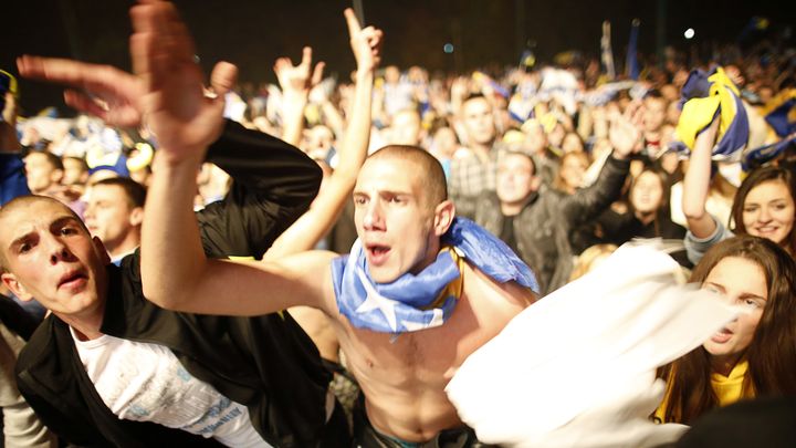 Les supporters bosniens f&ecirc;tent la premi&egrave;re qualification &agrave; la Coupe du monde de leur pays, dans les rues de Sarajevo, le 15 octobre 2013.&nbsp; (DADO RUVIC / REUTERS)